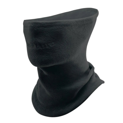nahaufnahme der violetten fleece-struktur eines warmen schlauchschals.
