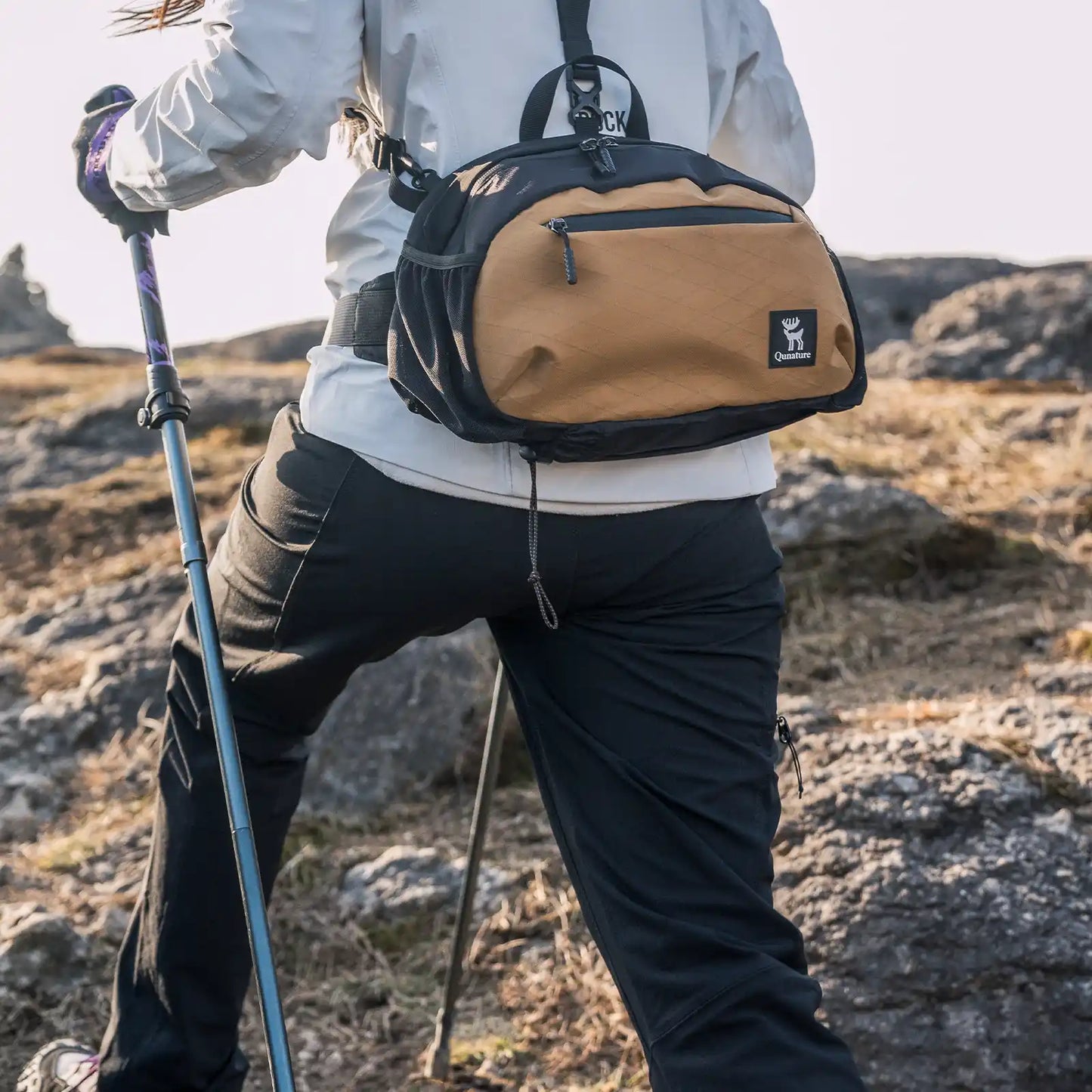 wanderstöcke im outdoor-einsatz beim wandern