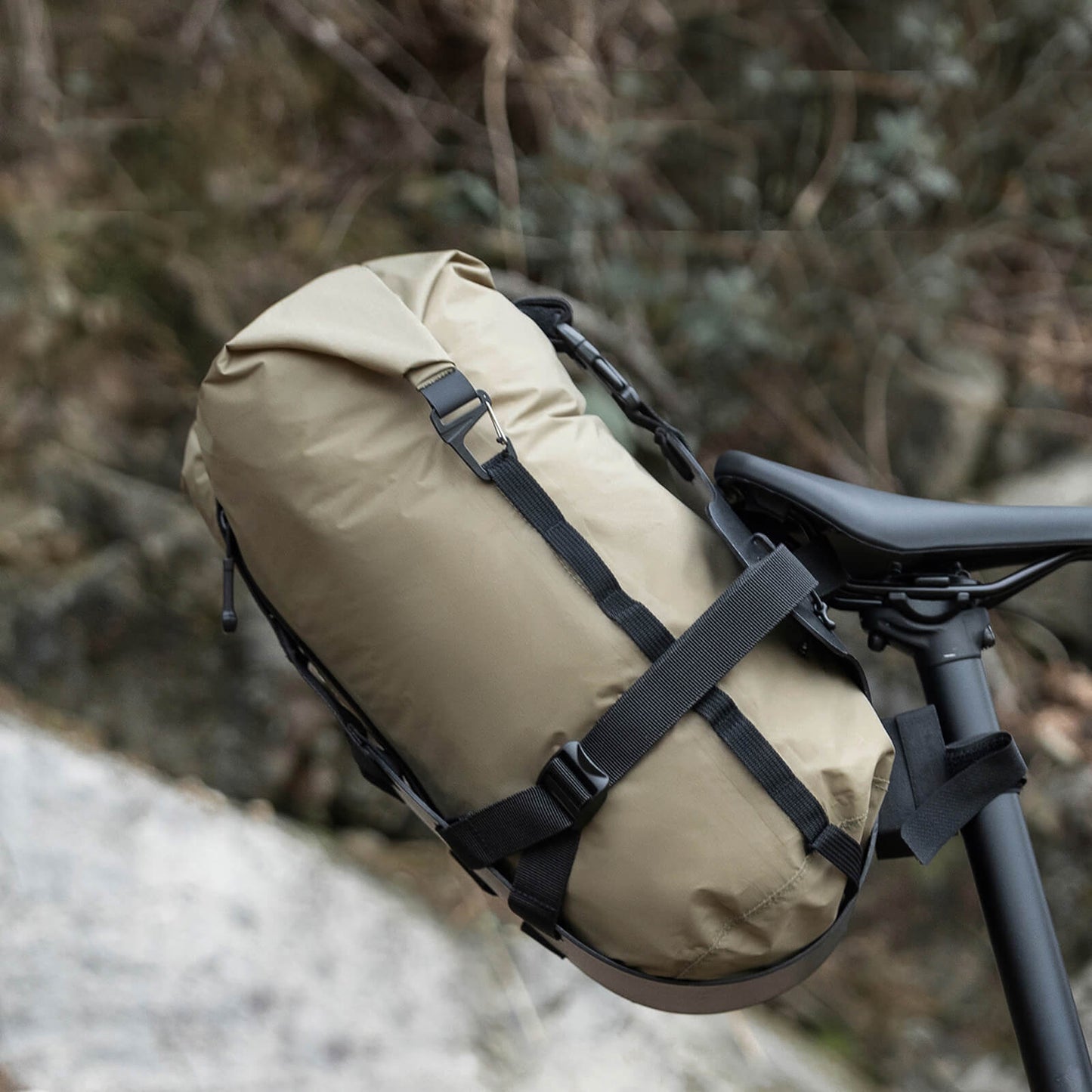 wasserdichte bikepacking kompressionstasche, 3l, beige, am fahrradsattel befestigt im outdoor bereich