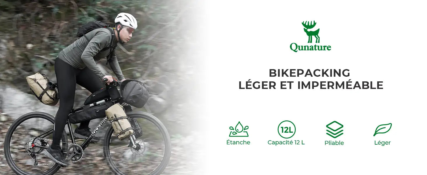 biker mit outdoor-taschen auf dem fahrrad in einer waldlandschaft