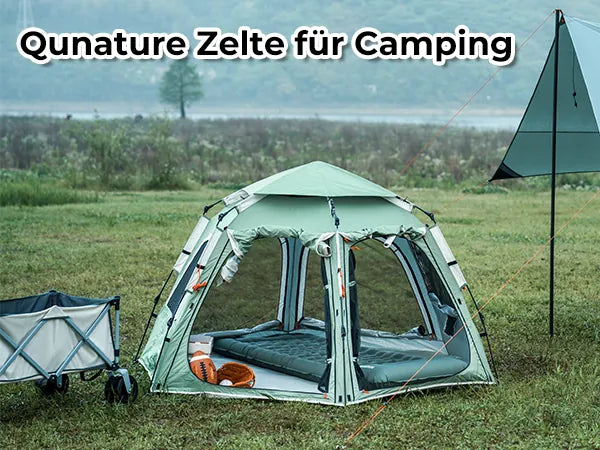 grünes campingzelt mit ausrüstung und überdachung auf wiese