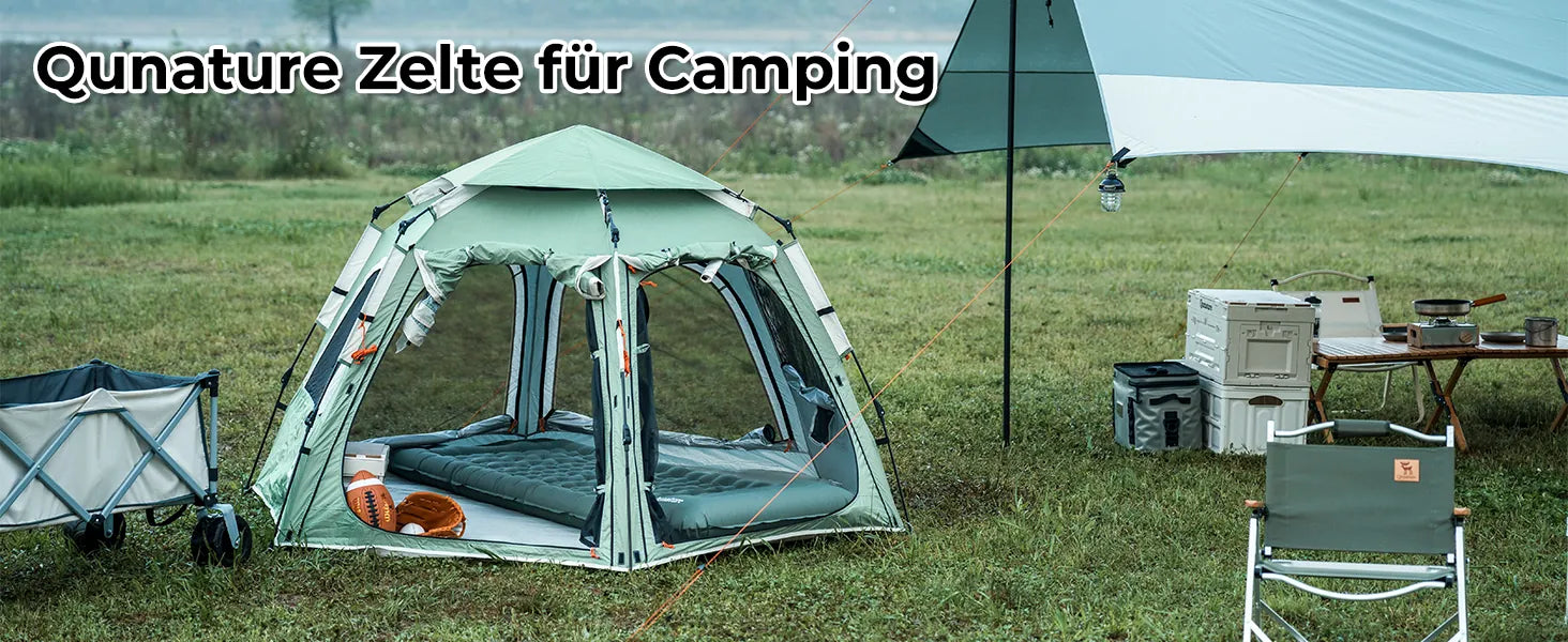 grünes campingzelt mit ausrüstung und überdachung auf wiese