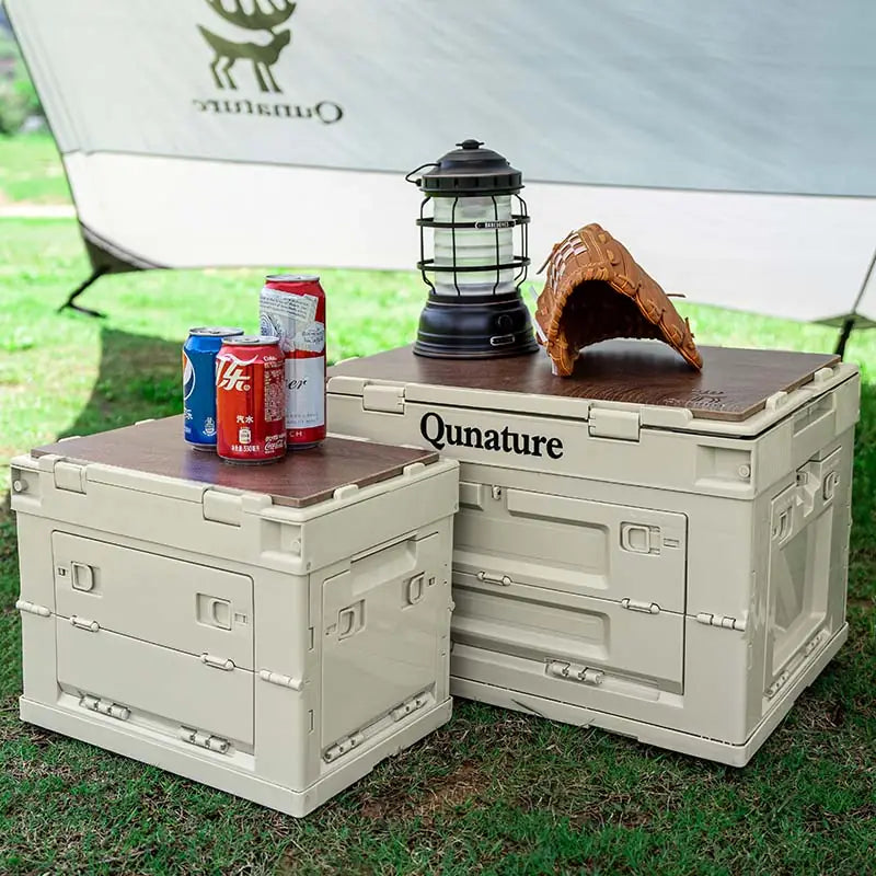 aufklappbare campingbox mit mehreren offenen seittüren befüllt mit flaschen und dosen
